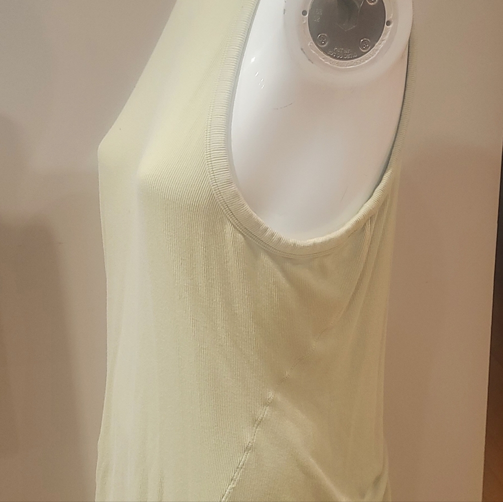 Lululemon Hold Tight Tank. Size 14 - Picture 6 of 7